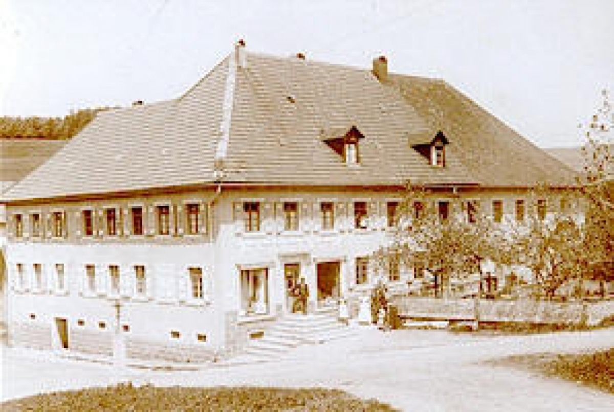 1871 erstellt Georg Gugelberger  das Wohn- und Geschäftshaus im Zentrum von Rickenbach / Schmidts Märkte / Südschwarzwald
